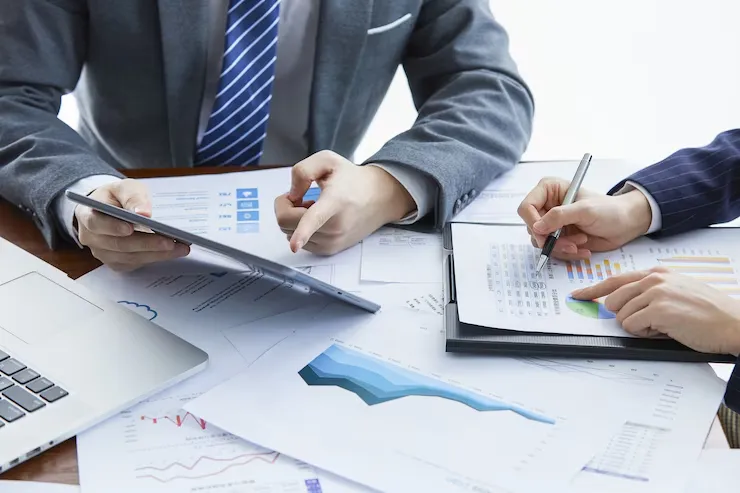 Mujer profesional analizando informes financieros